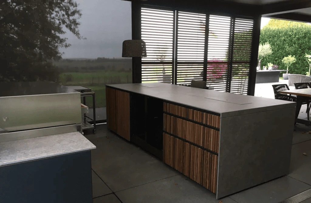 Eine Outdoorküche von PAre Kitchen aus IPE Holz