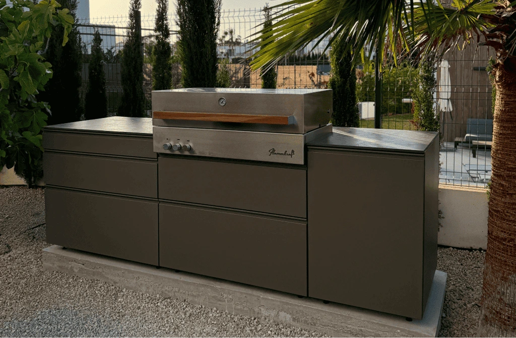 Outdoorküche unter Palmen auf Mallorca