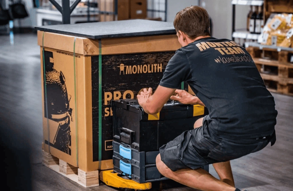 Ein Montage Mitarbeiter beim Auspacken eines Kartons